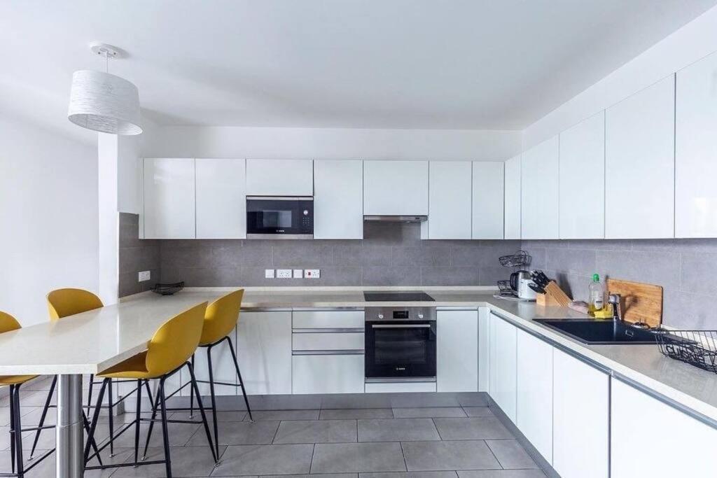 Luxury Labone Edge 2-Bedroom Apartment In Accra - Fivehills Homes Bagian luar foto